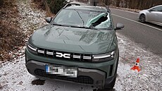 P�i nehod� v obci Verdek led padající z nákla�áku zasáhl osobní auto Dacia,...