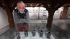 Zbyn�k Illek na archivním snímku z roku 2019. Galerii 4 v Chebu vedl �ty�icet...