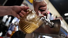 Zlatý p�llitr Budvaru � symbol spojení národního týmu a národního pivovaru