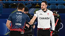 Luká� Klíma podávající si ruku s kanadským hrá�em curlingu po prohraném zápase....