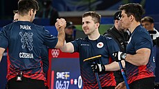 �eský tým podávájící si ruce po proh�e s Kanadou v curlingu. 16. února 2026)