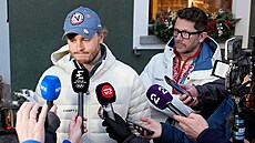 Norský ly�a� Atle Lie McGrath (vlevo) se setkává s médii p�ed svým hotelem,...