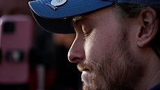 Norský ly�a� Atle Lie McGrath (vlevo) se setkává s médii p�ed svým hotelem,...