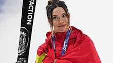 St�íbrná medailistka Eileen Guová z �íny slaví po finále �en ve freestylovém...
