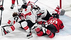 Kanadská hrá�ka Marie-Philip Poulinová (29) se vrhá na led, kdy� ve druhé...