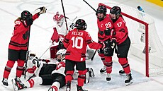 Kana�anky oslavující gól u �výcarské branky. (16. února 2026)