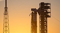 Lo� Crew Dragon s nosi�em Falcon 9 �ekají na start mise Crew-12.