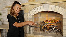 Here�ka Alice Bendová �ije v dom� za Prahou. 