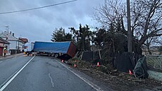 Hlavní tah mezi Opavou a Krnovem blokuje havarovaný kamion.