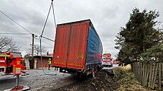 Kamion z p�íkopu vytáhl a� automobilový je�áb.