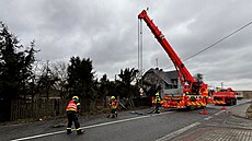 Kamion z p�íkopu vytáhl a� automobilový je�áb.