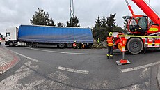 Kamion z p�íkopu vytáhl a� automobilový je�áb.