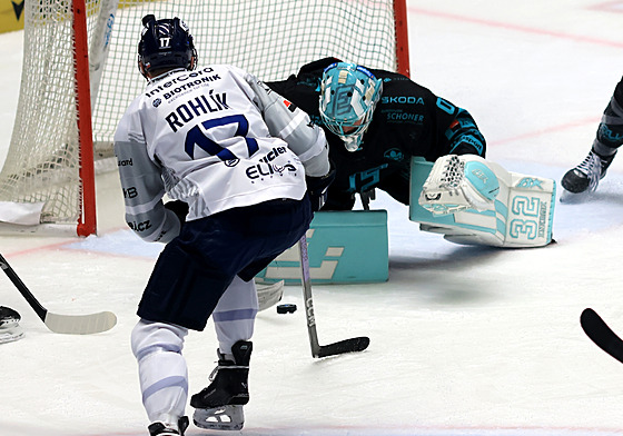 Ond�ej Rohlík z Plzn� v �anci p�ed karlovarskou brankou.