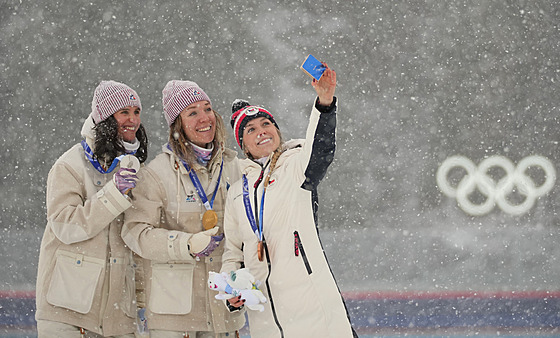 Nejlep�í biatlonistky hromadného závodu si d�lají selfie: zleva st�íbrná Julia...