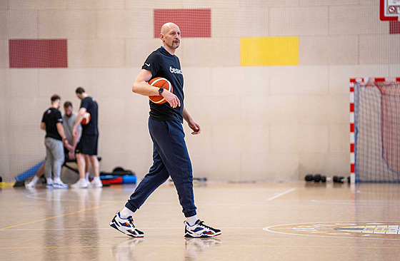 Lubo� Barto� b�hem tréninku �eské basketbalové reprezentace v Pod�bradech.