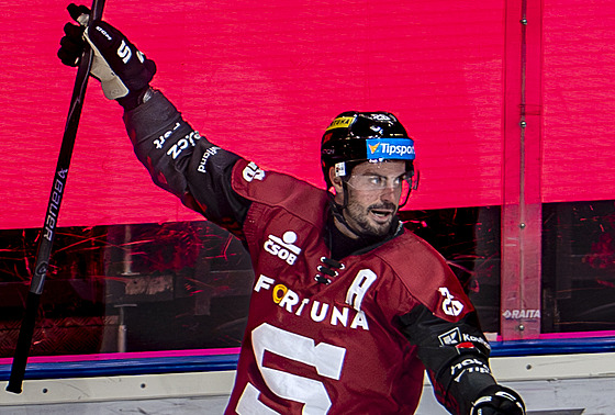 Spar�an Michal �epík slaví druhý gól v zápase s Plzní.