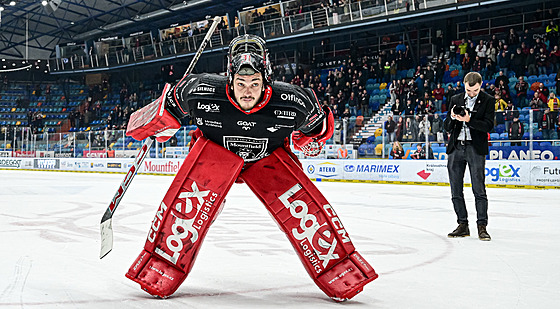 Hradecký branká� Stanislav �korvánek slaví výhru a �isté konto po utkání s...