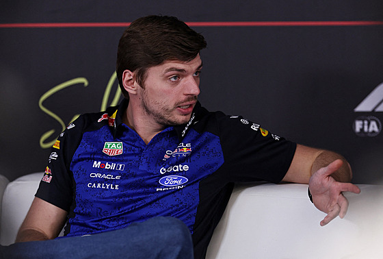 Max Verstappen diskutuje na tiskové konferenci p�ed startem nové sezony F1.