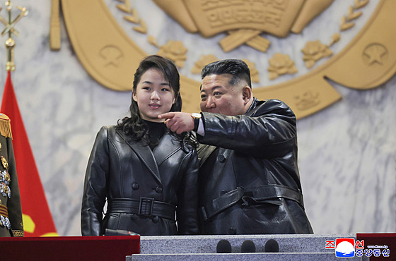 Severokorejský v�dce Kim �ong-un se svou dcerou se ú�astní p�ehlídky v...