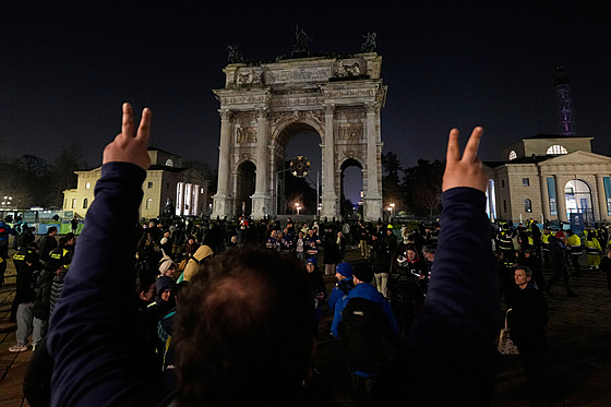 Pohled na uha�ený olympijský ohe� v Arco della na zimních olympijských hrách...