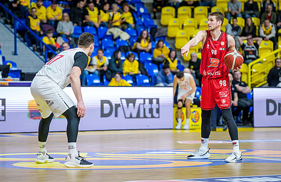 Jakub T�ma �ídí pardubickou hru v zápase s Nymburkem.