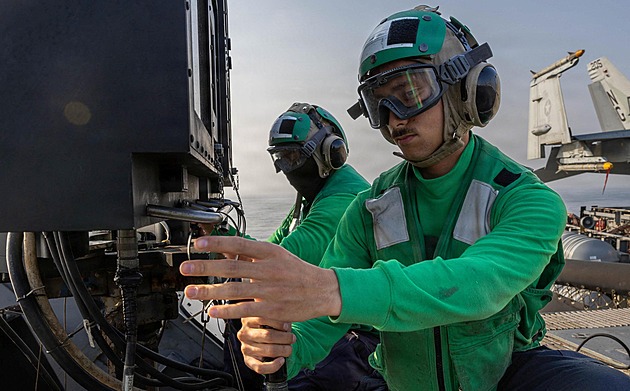 Letadlová loď Gerald Ford se přesouvá do bojové pozice, F-22 se rozmisťují v Izraeli