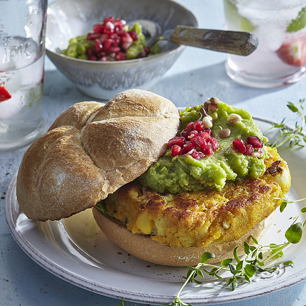 Květákové burgery se sladkými bramborami: Recept na nejlepší vegetariánský burger