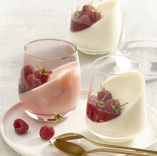 Panna cotta s ovocem: Recept na nejjemnější italský dezert se smetanou a malinami