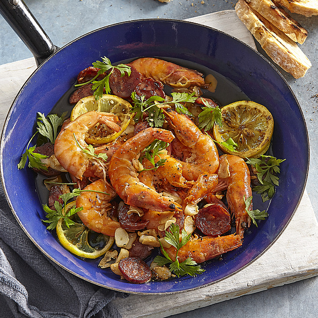 Restované krevety s chorizem: Rychlý recept na luxusní pokrm ve španělském stylu