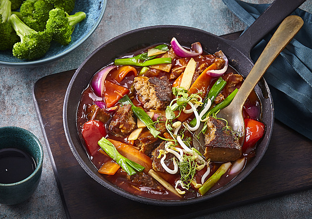 Seitan à la „čína“: Recept na bleskový rostlinný oběd, který chutná jako originál