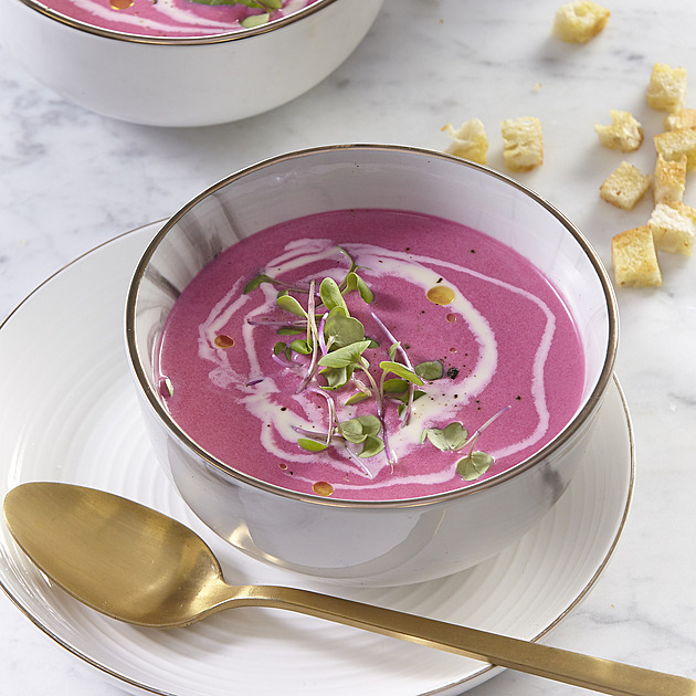 Pórková polévka s červenou řepou: Netradiční recept, který vás nadchne barvou i chutí