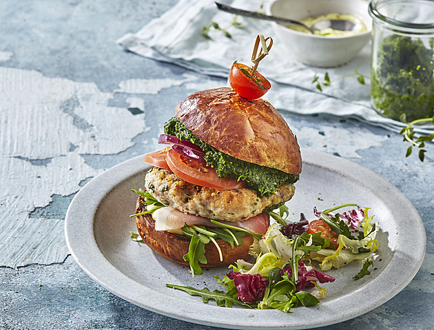 Kuřecí burger s rukolou a pestem z medvědího česneku: Recept na svěží jarní pochoutku