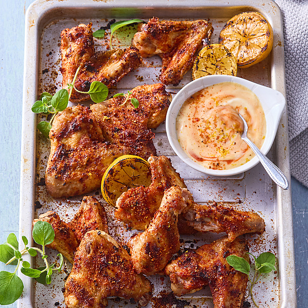 Citronová kuřecí křídla: Recept na šťavnatou pochoutku s pikantní omáčkou