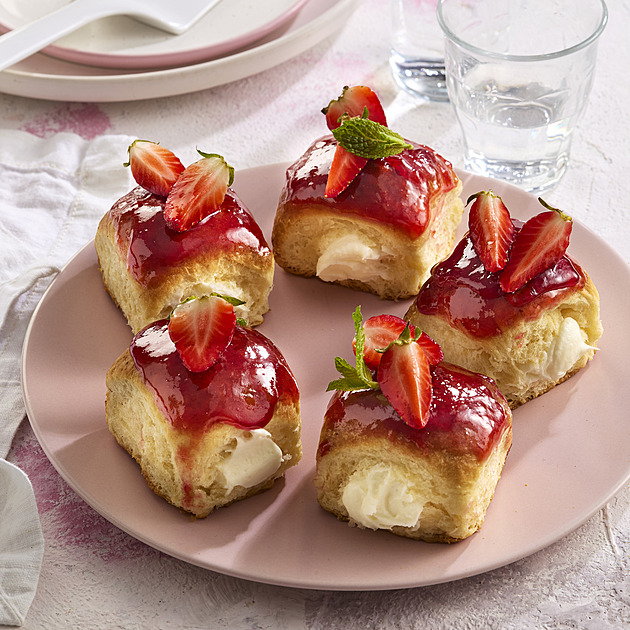 Nejdokonalejší domácí buchty s jahodovou polevou a krémem z Lučiny: Recept s tajnou ingrediencí