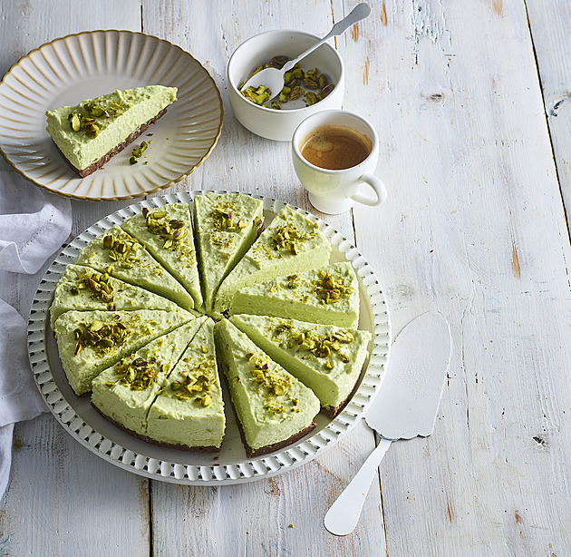 Nepečený avokádový cheesecake s pistáciemi: Sametově jemný dezert bez pečení