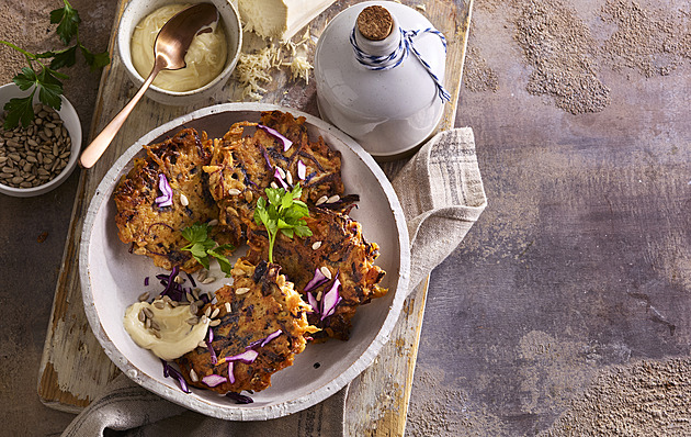 Křupavé bramboráky s červeným zelím: Poctivý recept na klasiku, která nikdy neomrzí