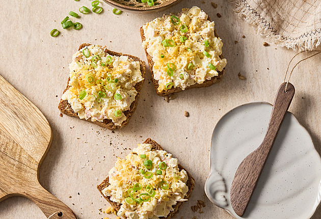 Hermelínová pomazánka jako z lahůdek: Recept na luxusní krémovou pochoutku s jarní cibulkou