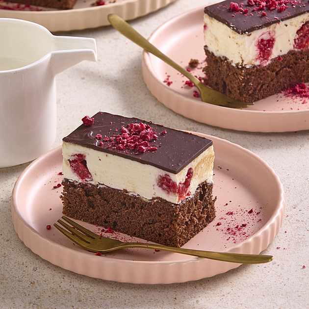 Míša řezy s malinami: Recept na tradiční tvarohový dezert v osvěžujícím provedení