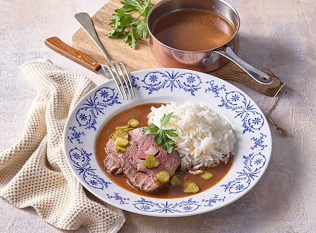 Znojemská hovězí pečeně: Recept na křehké maso a dokonalou omáčku s okurkami