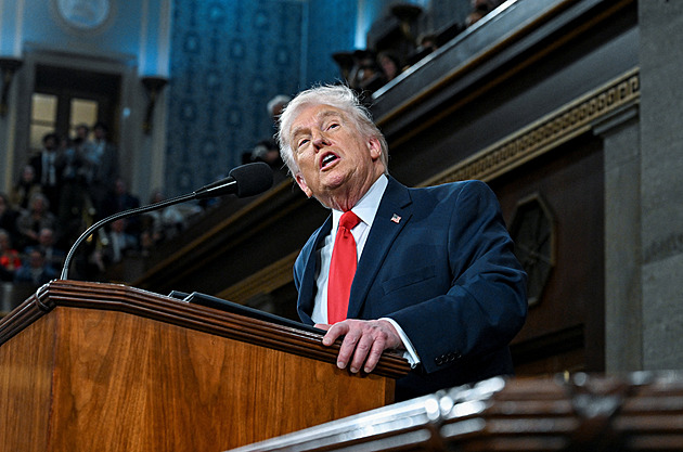 Když „pistolník“ Trump útočí. Jde o další důrazný vzkaz rychle sílící Číně