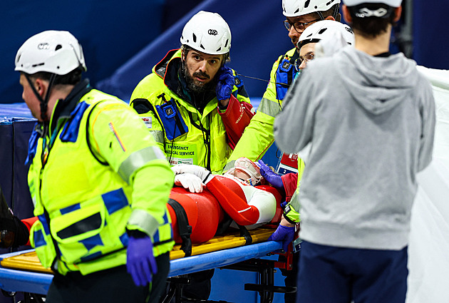 Děsivé zranění při short tracku. Polka po zásahu bruslí do tváře musela na operaci
