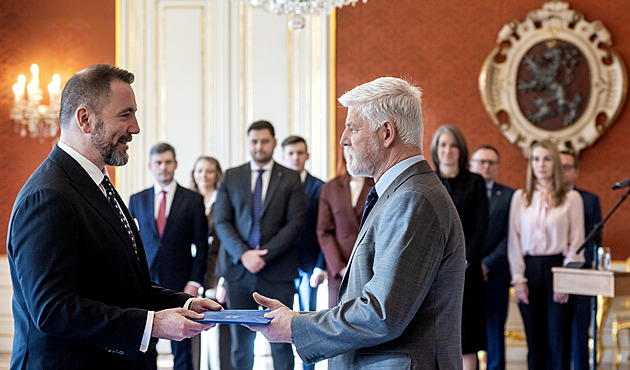 Malá revoluce začala hrozit, že „požere“ prezidenta Pavla a jeho další plány