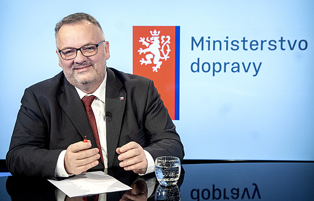 Ministr Bednárik: Zdědil jsem po Kupkovi sekyru 40 miliard. Dálnice ale postavíme