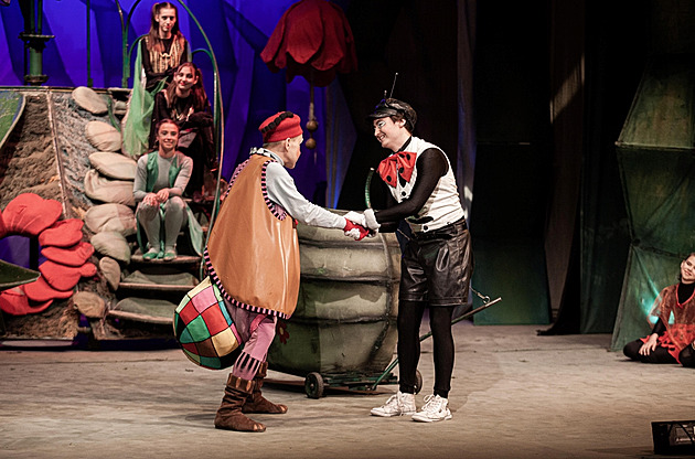 Těšínský Ferda Mravenec těší malé diváky už třicet let. Tančí i zpívá