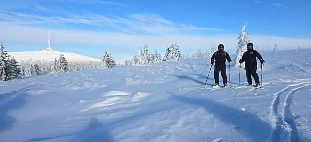 Policisté na lyžích hlídají ledové sochy i turisty, pomáhají také záchranářům