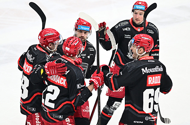 ONLINE: Hradec hájí čtyřku proti Boleslavi. Třinec hraje s Vary, Sparta v Pardubicích