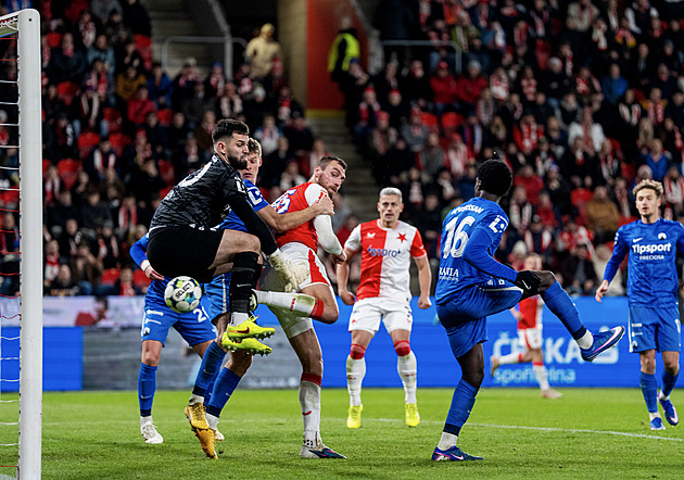 Vypjatý večer v Edenu: fanoušek na hřišti, dohady i odvolané góly. Liberec cítil křivdu