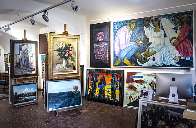 Umělecké aukce se přesouvají na internet. Pro kupce je to výhodnější, říká galerista