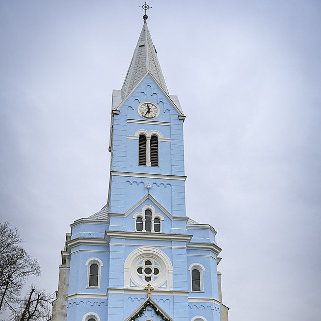 Unikátní modrý kostel potřebuje opravu, hrozí nevratné poškození. Peníze ale chybí