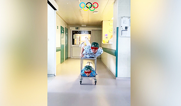Biatlon se stříkačkou, skeleton na vozíku. Olympijské video z třinecké porodnice baví